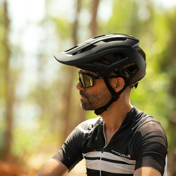 Ciclista de montaña con casco